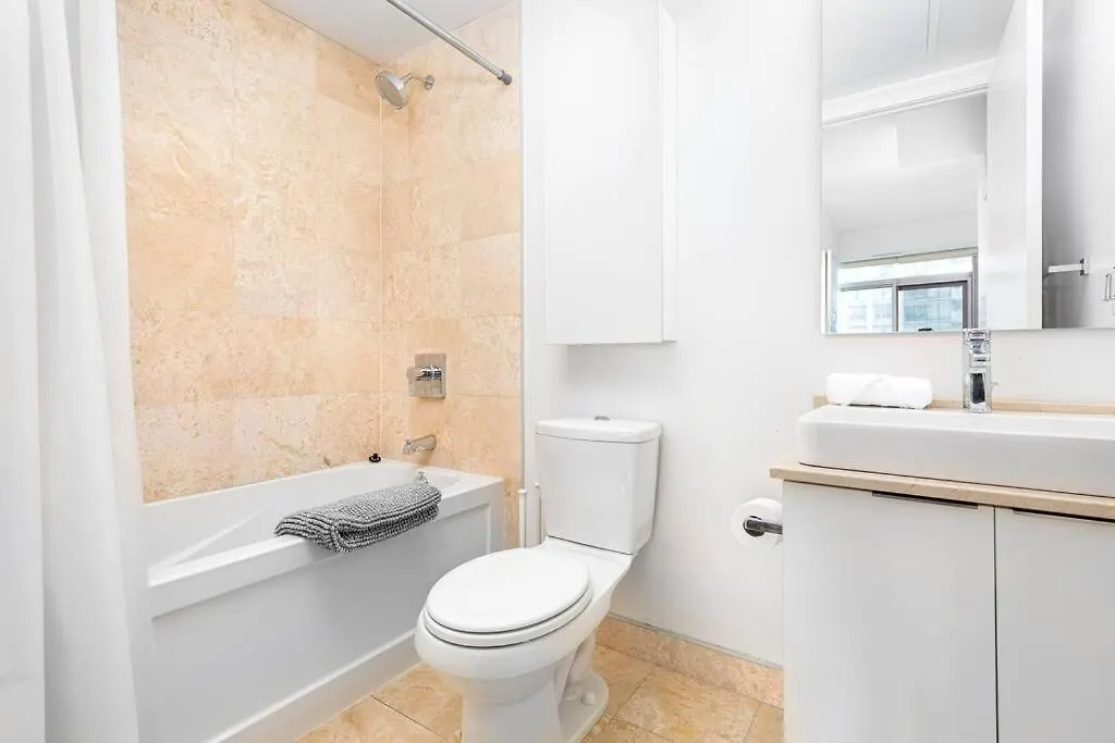 2 Bedrooms Condo Downtown Toronto With Parking