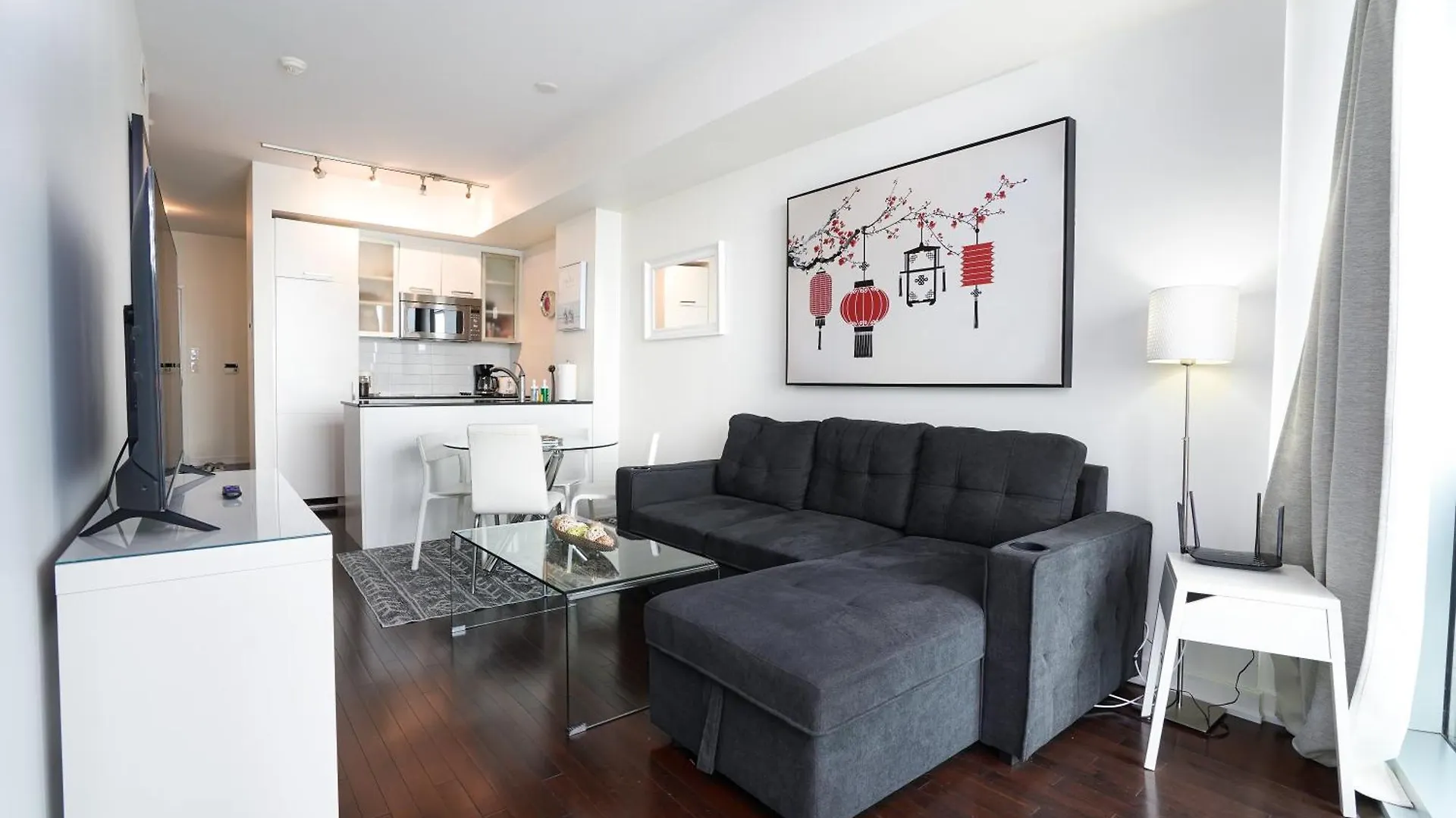 Apartment 2 Bedrooms Condo Downtown Toronto With Parking