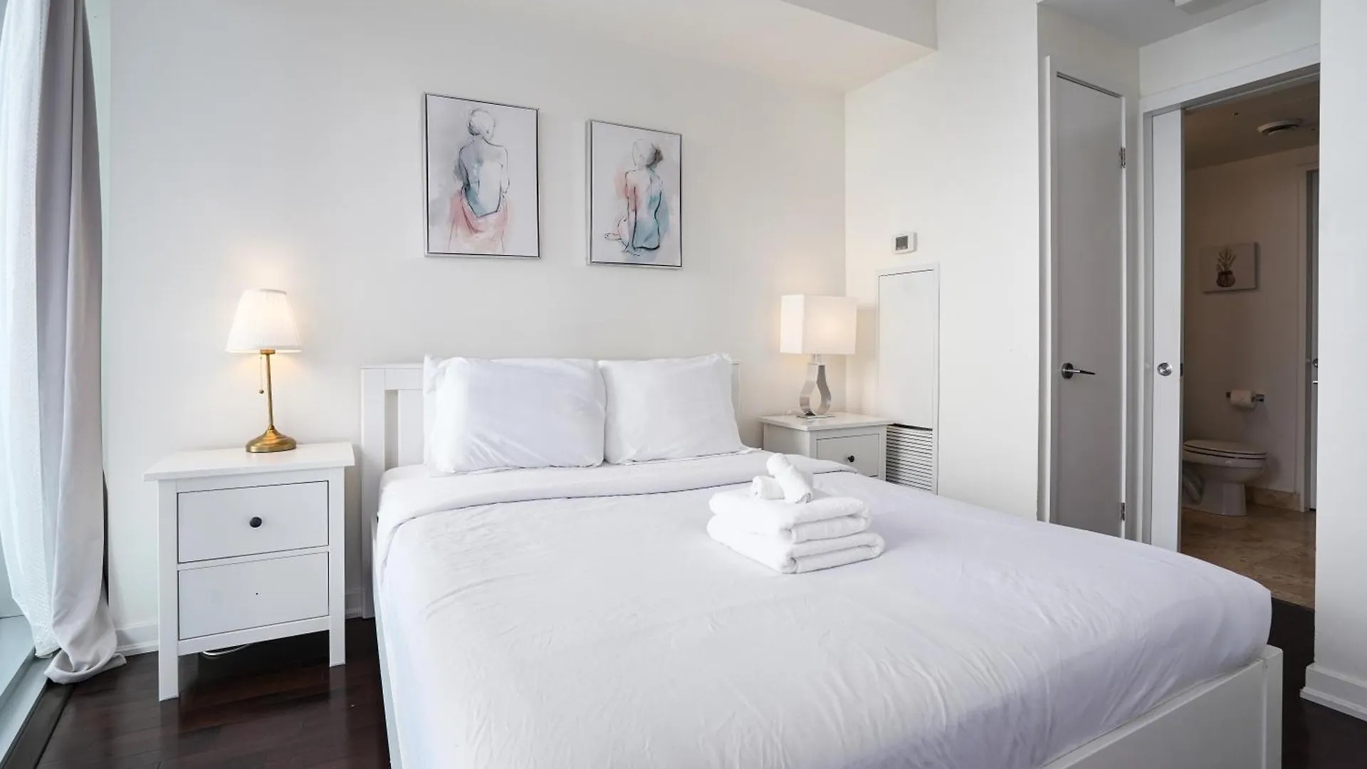 2 Bedrooms Condo Downtown Toronto With Parking