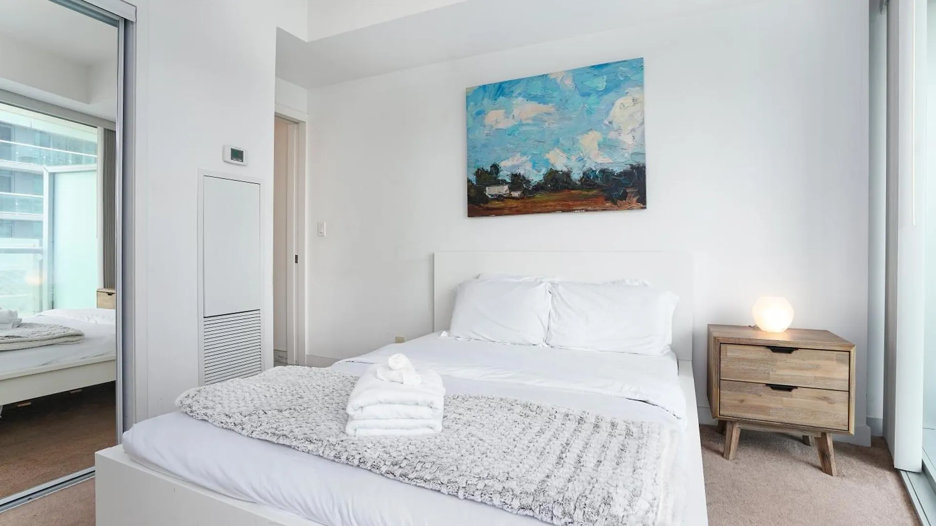2 Bedrooms Condo Downtown Toronto With Parking Canada